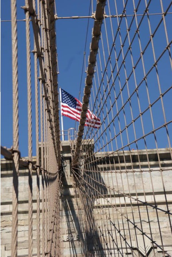 Netzartiges Muster der Stahlkabel der Brooklyn Bridge