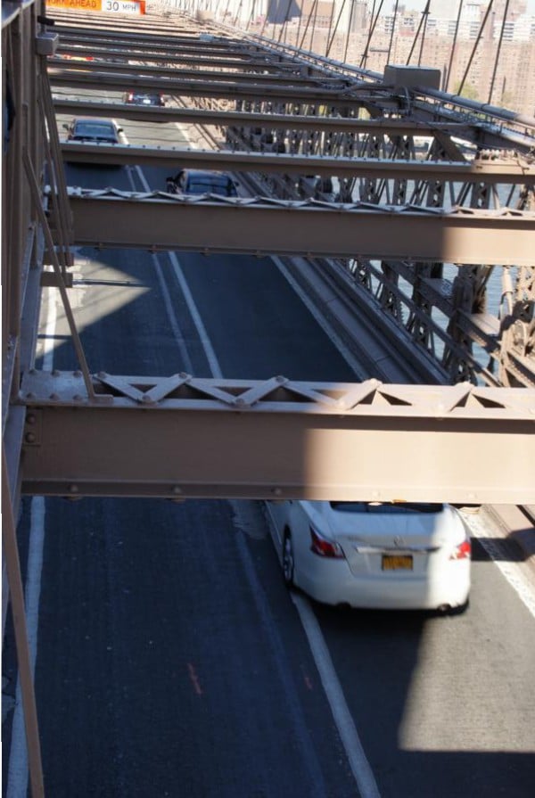 6 Fahrspuren für Autos führen über die Brooklyn Bridge