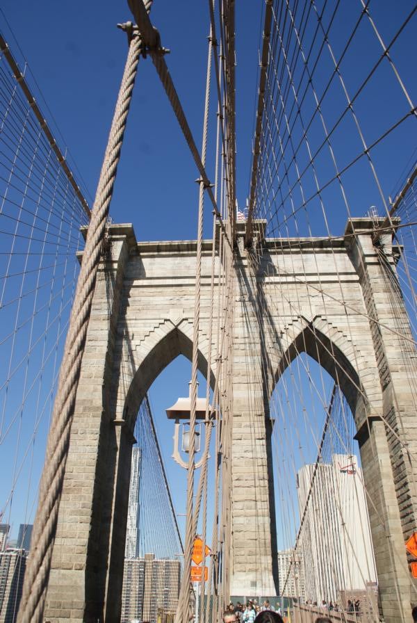 Brooklyn Bridge Türme mit gotischen Bögen 48m hoch