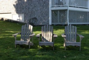 Adirondack Chair vor dem Balance Rock Inn Shore Path