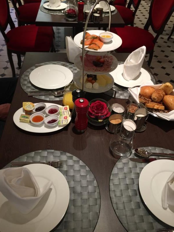 Frühstück French Kiss Brasserie AIDAprima Essen Bilder Tisch