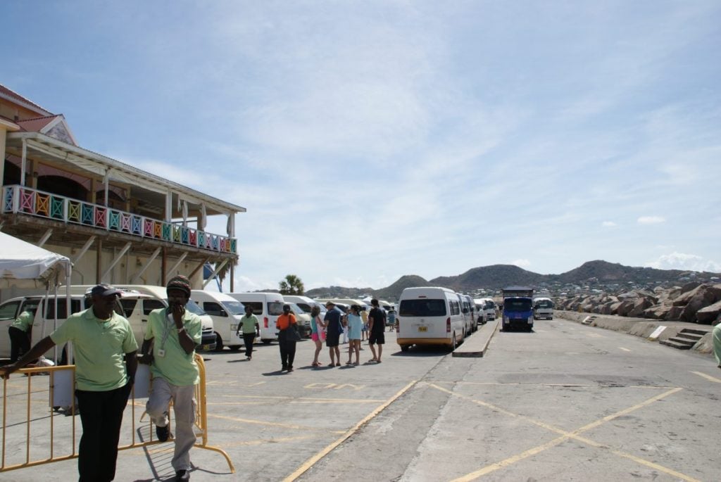 Taxifahrer warten auf Kundschaft St. Kitts