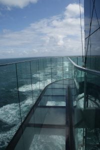 Skywalk AIDAprima oben Aussicht Meer Geländer Scheiben