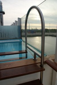 Lanai Deck Infinity Pool AIDAprima Meer Aussicht Außenbereich Glas Scheiben
