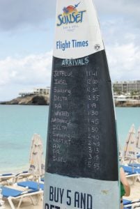 Maho Beach Surfbrett mit den Ankunftszeiten der Flugzeuge auf Sint Maarten