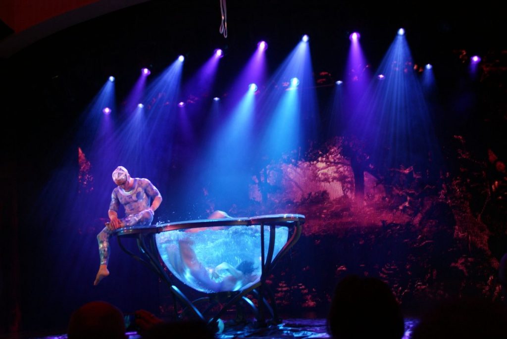 Riesige Wasserschale Theatrium Theater Aida prima Schauspiel