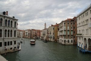 Aussicht von der Nordseite der Rialtobrücke auf den Canal Grande