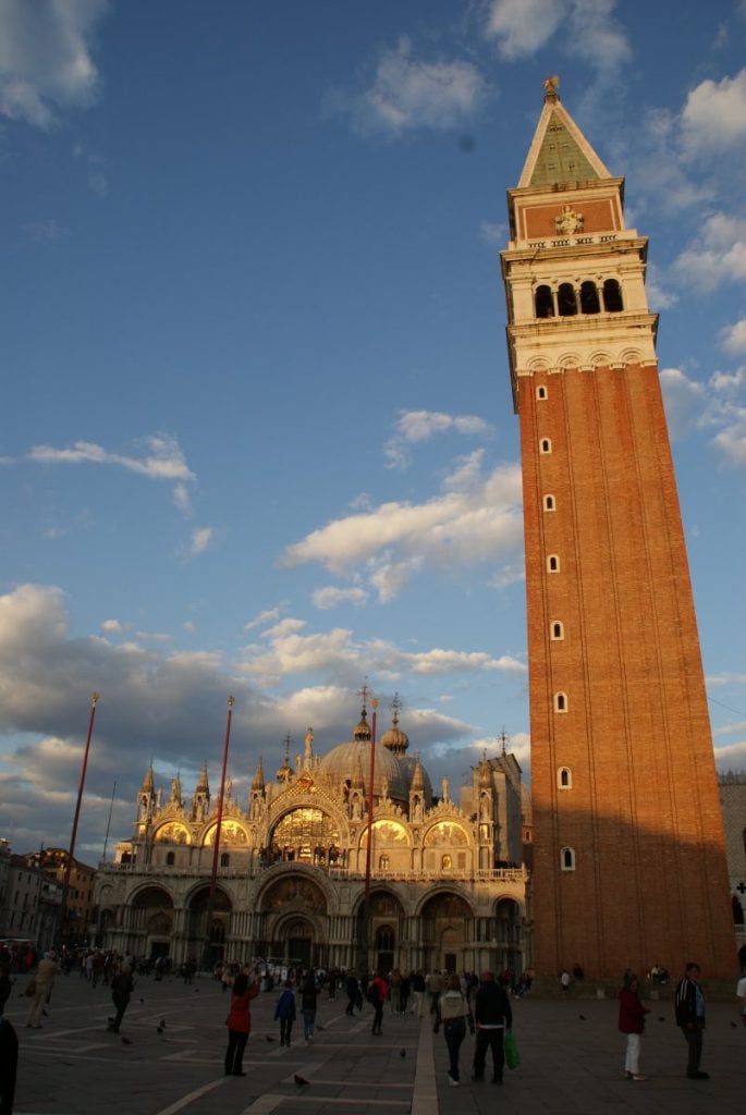 Basilica San Marco mit dem Campanile (Glockenturm)