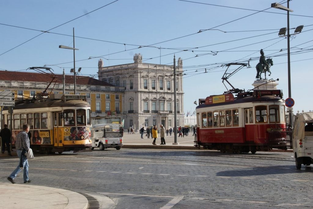 Nostalgische Tram Praca do Comercio Lissabon