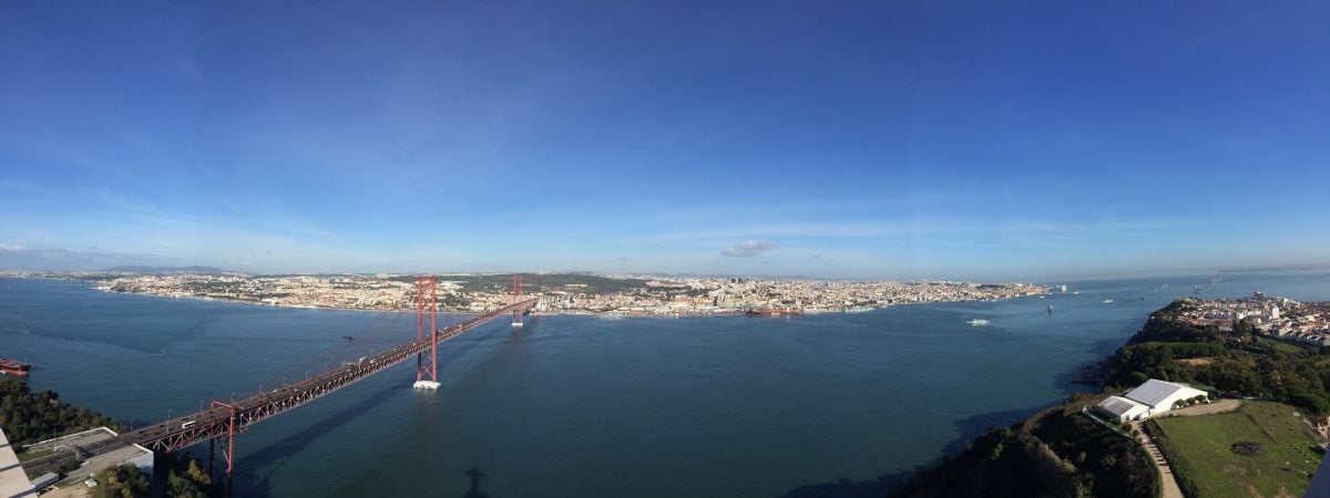 Blick auf den Atlantik von der Cristo Rei Statue Lissabon