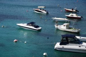 türkisblaues Wasser Kroatien Split Hafen Boote Anleger Aida