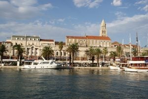 Uferpromenade Riva Split Hafen Schiffe Boote Kroatien Meer Palmen