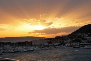 Sonnenuntergang Split Hafen Kroatien AIDAbella Meer Goldene Stunde