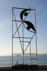 Skulptur am Tejo in Lissabon
