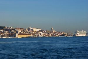 Blick auf Lissabon vom Meer mit AIDA