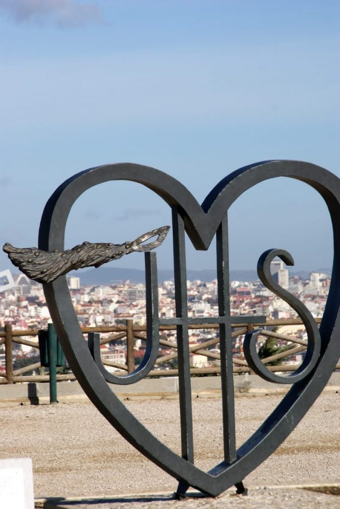 Skulptur mit Lissabon im Hintergrund