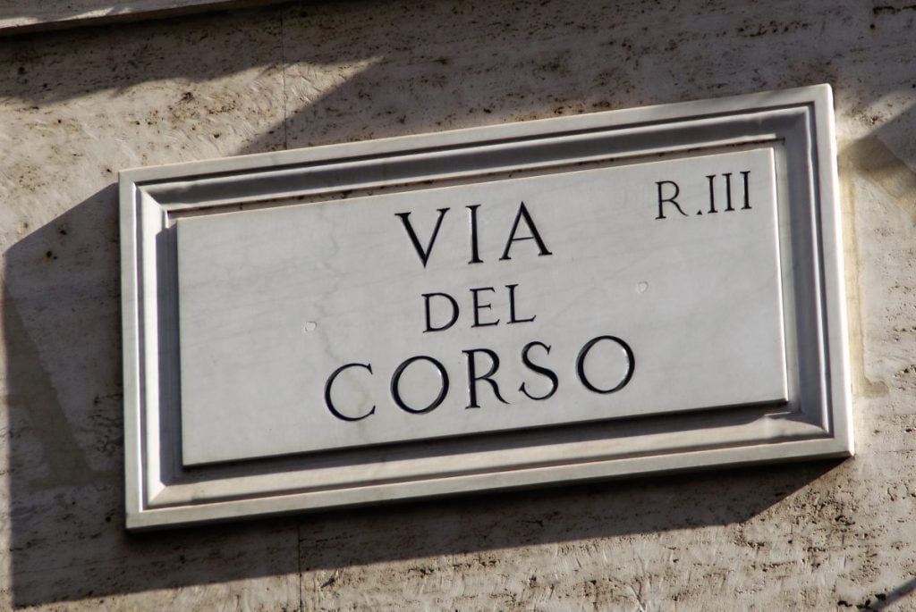 Straßenschild Via del Corso Rom