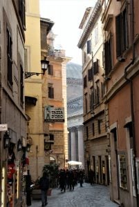 Das Pantheon schaut zwischen den Häusern hervor in Rom
