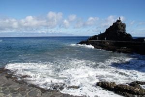Playa de La Cueva mit dem Monumento de la Antorcha olimpica
