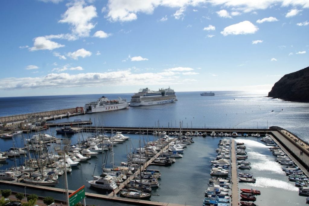 Jachthafen Mirador de la Hila Jachthafen mit den Kreuzfahrtschiffen im Hintergrund