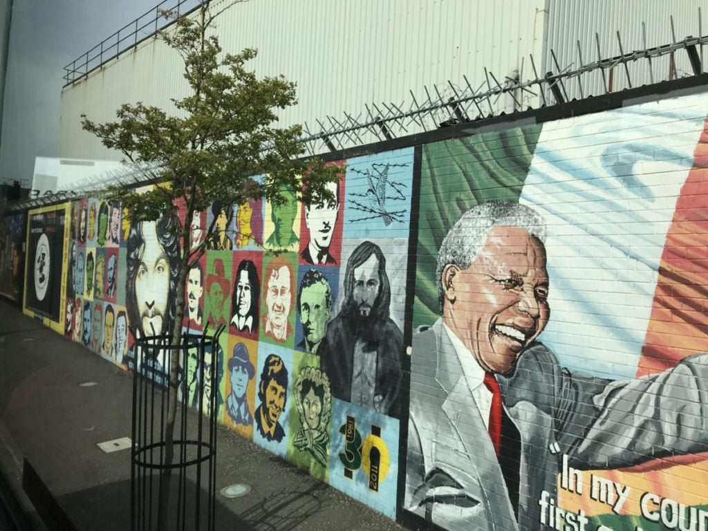 Die Mauer zwischen protestantischen und katholischen Viertel in Belfast