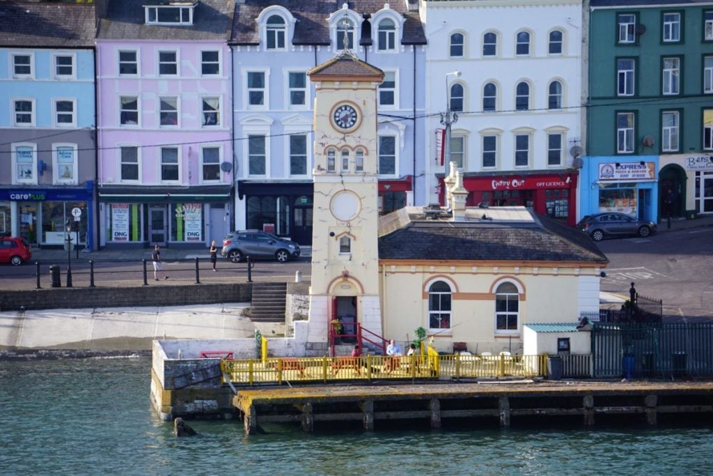Altes Rathaus mit Uhrenturm Cobh Hafen