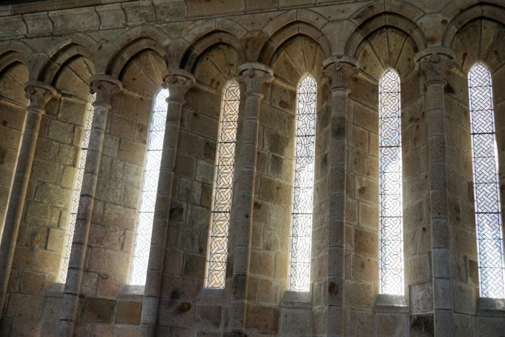 Einige der 50 Fenster vom Speisesaal der Mönche Mont-Saint-Michel Abtei