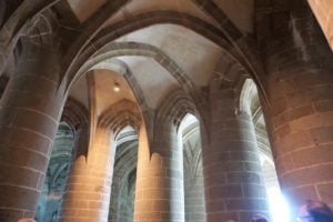 Krypta mit dicken Pfeiler im Mont-Saint-Michel Abtei
