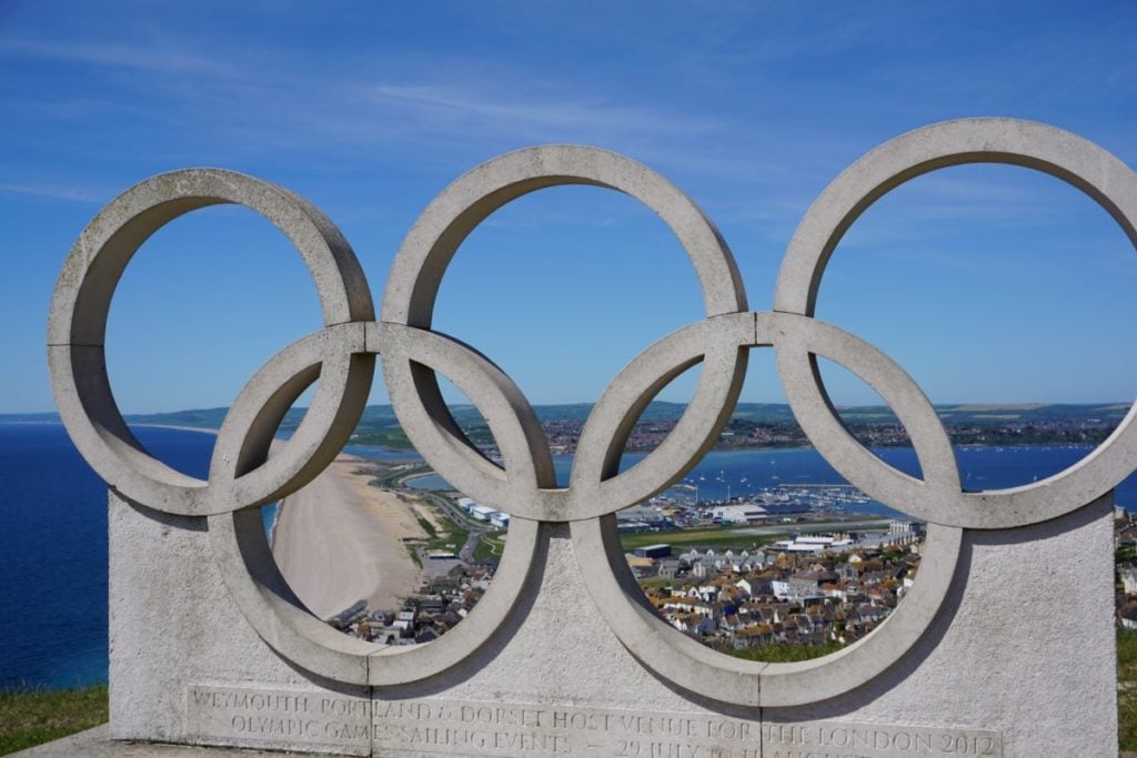Skulptur der Olympischen Ringe Segelwettbewerb der Sommerolympiade 2012 Austragungsort Isle of Portland