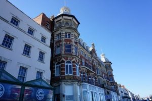 Schöne alte Häuser an der Strandpromenade von Weymouth