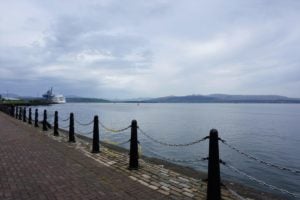 Der Custom House Quay Uferpromenade und den Clyde.