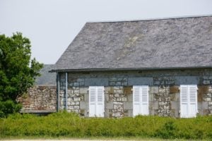 Haus neben dem Gezeitenstauwerk Mont-Saint-Michel