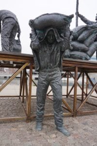 Skulptur am Hafenausgang Aarhus