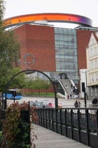Aarhus A fließt hinter dem ARoS Aarhus