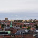 Aarhus mit den gelben Dächern der Universität