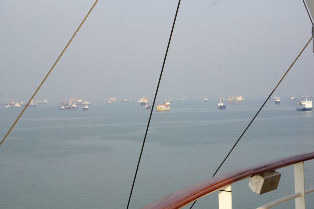 Containerschiffe auf Reede